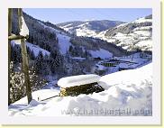 winterspaziergang-fuerbach (8) * Blick hinunter auf den Talboden. Im Schatten liegen die Talstation der Grafenbergbahn und das Sporthotel Wagrain. * 2048 x 1536 * (2.22MB)