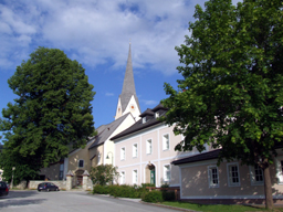Kirchboden mit Pfarrkirche und Karl-Heinrich-Waggerl-Schule  - (31. Mai 2007)